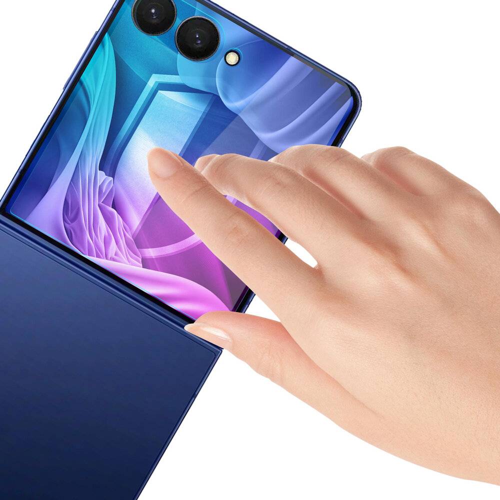 Eine Hand hält ein Smartphone mit einem lebendigen, abstrakten Design auf dem Bildschirm. Das Gerät hat ein Scharnier, was darauf hindeutet, dass es faltbar ist.