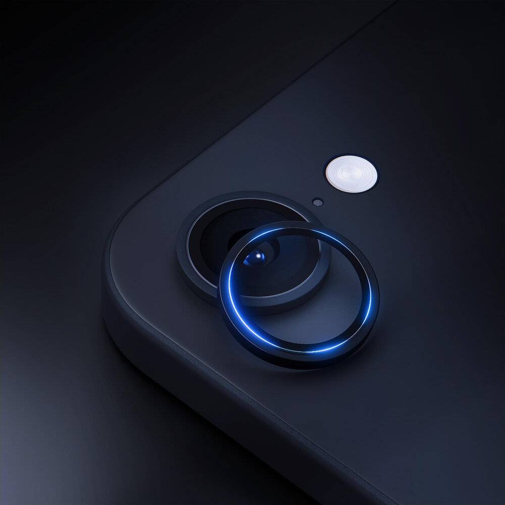 Smartphone-Kamera-Nahaufnahme mit leuchtenden Ring um das Objektiv und schwarzer metallischer Oberfläche.