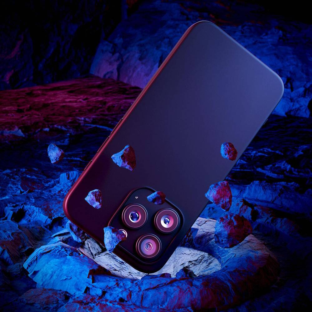 Ein weißes Smartphone ist inmitten zersplitterter blauer Glassplitter dargestellt und deutet auf einen Aufprall oder eine Explosion hin, mit einem dynamischen, energiegeladenen Gefühl.