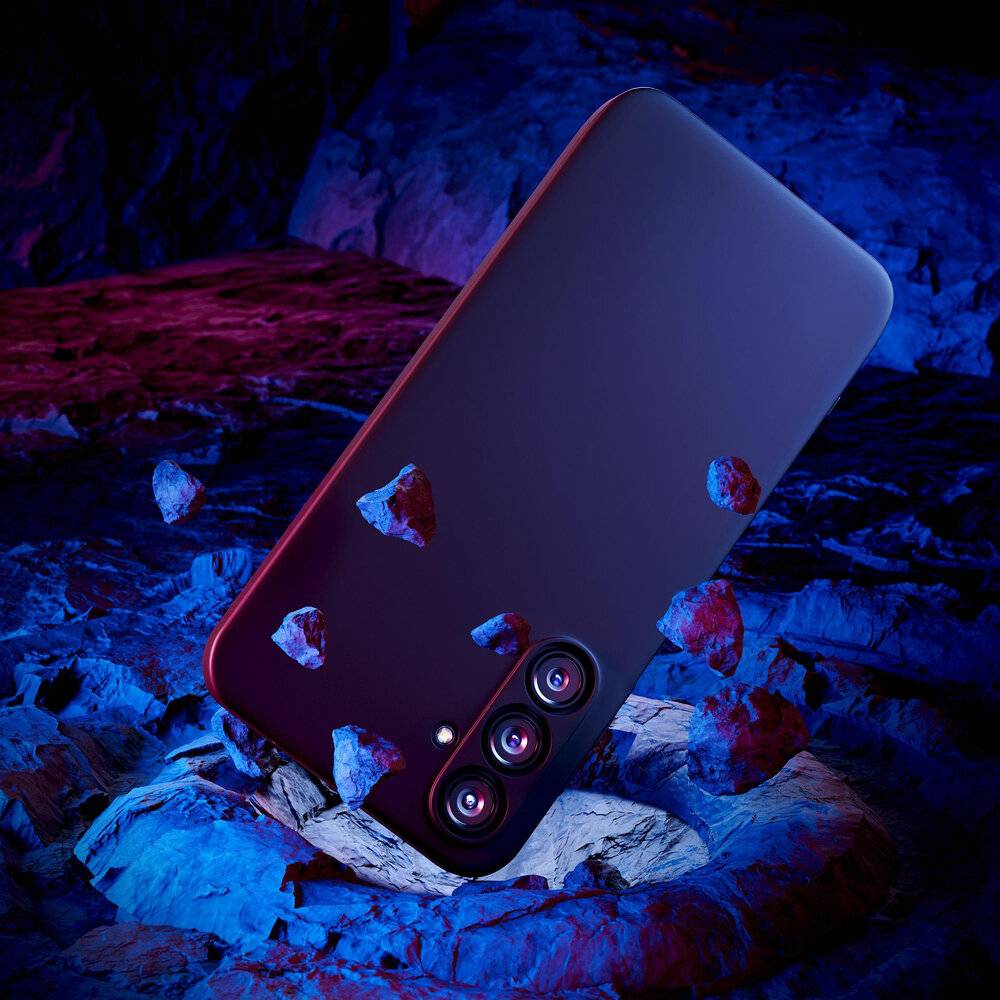 Ein elegantes Smartphone mit schimmernder lila und blauer Rückseite schwebt inmitten von schwebenden Steinen und erzeugt dabei einen futuristischen visuellen Effekt.