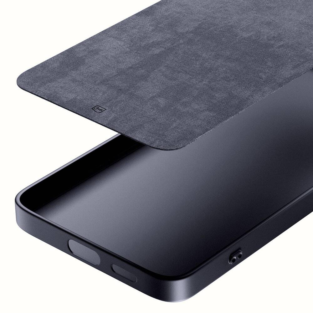 Ein elegantes schwarzes Smartphone, das teilweise von einer strukturierten, leicht geöffneten, dunkelgrauen Schutzhülle bedeckt ist.