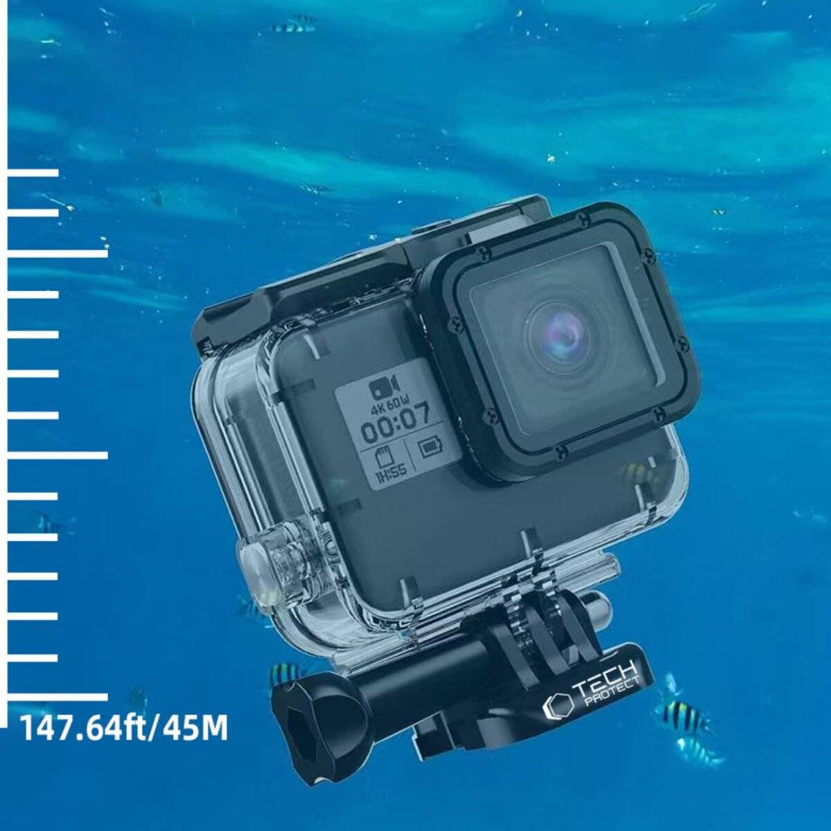Eine Actionkamera, die in einer Tiefe von 147,64 Fuß (45 Meter) unter Wasser getaucht ist und aquatisches Leben beim Schwimmen einfängt.