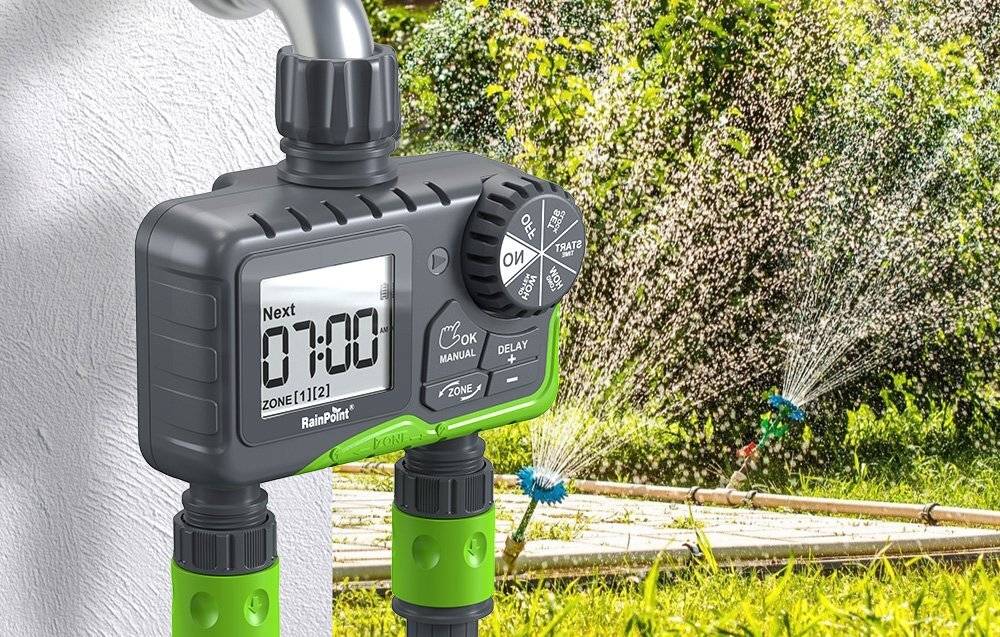 Ein digitales Gartenschlauch-Timer, das an einem Außenwasserhahn installiert ist, zeigt 