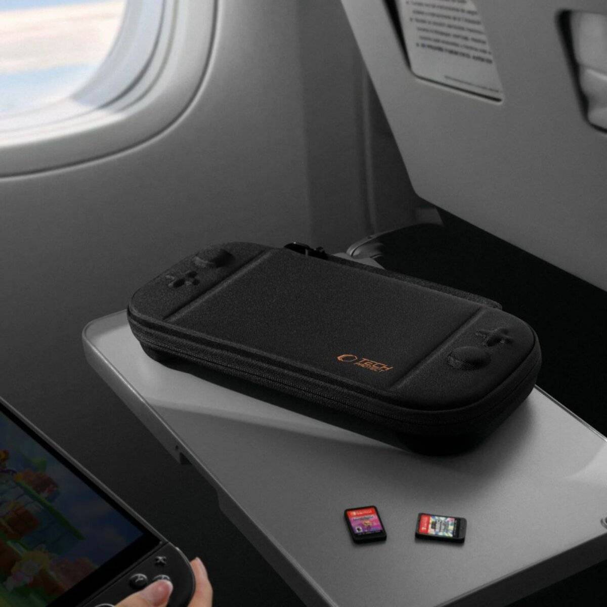 Ein Laptop, Tablet und Smartphone, die auf einem Schreibtisch mit einer Mehrfachsteckdosenleiste mit USB-Anschlüssen aufgeladen werden, zeigen eine Einrichtung zum Aufladen von Geräten.