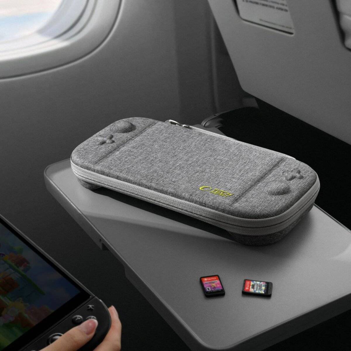 Ein weißes Verbatim-USB-Ladegerät mit zwei Steckern sitzt auf einer Holzoberfläche, verschwommenes Grün im Hintergrund.