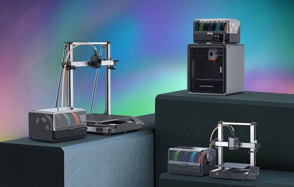 Drei 3D-Drucker und mehrere Filamentspulen auf gestuften Plattformen vor einem farbenfrohen Farbverlaufshintergrund.