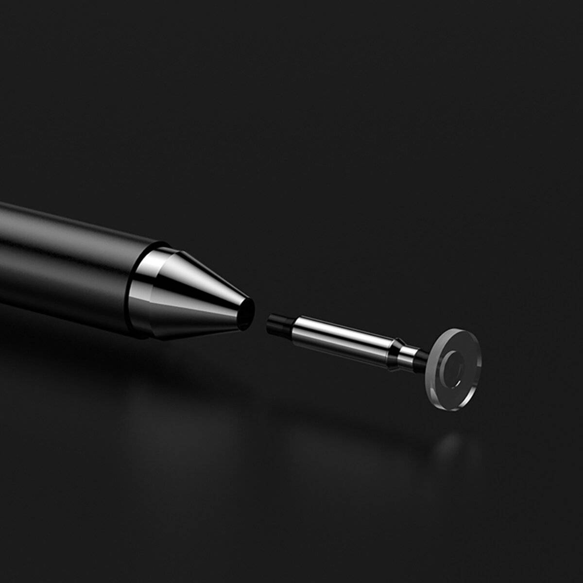 Ein schwarzer mechanischer Bleistift mit verlängerter Mine auf dunklem Hintergrund, wobei die Bleistiftspitze und der glänzende Metallclip betont werden.