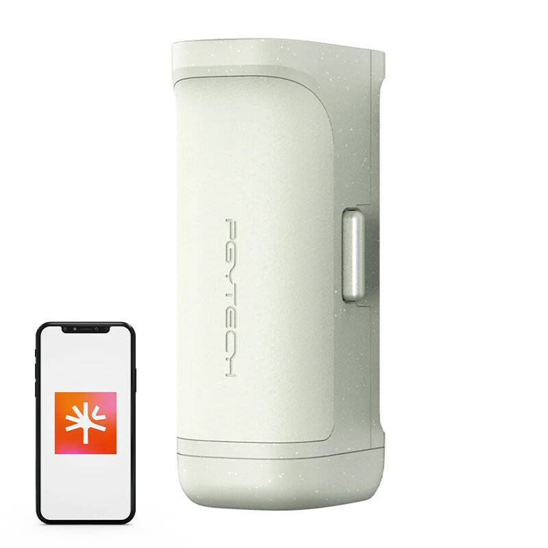 Ein kompakter, strukturierter hellgrauer PGYTECH-Kamerakoffer steht aufrecht neben einem Smartphone, auf dessen Bildschirm ein oranges Logo mit einem weißen Symbol angezeigt wird.