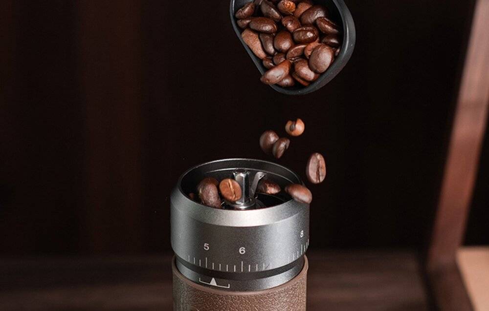 HiBREW G4B manuelle Kaffeemühle mit einstellbarem Mahlgrad.