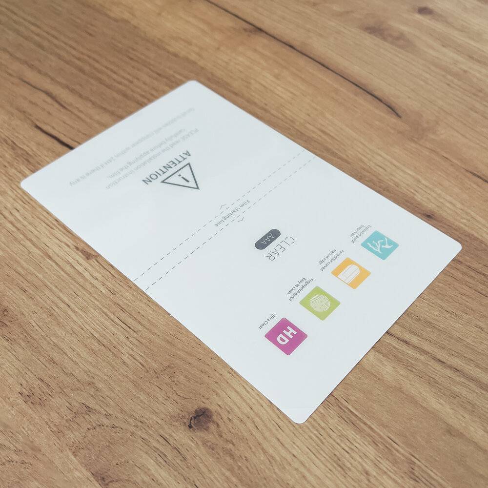 Nahaufnahme eines Tisches mit einer Karte, auf der farbige Etiketten für Recyclingkategorien angezeigt werden: 'HD', 'C/PAP', 'OPP', 'ALUMINIUM' und 'K4'.