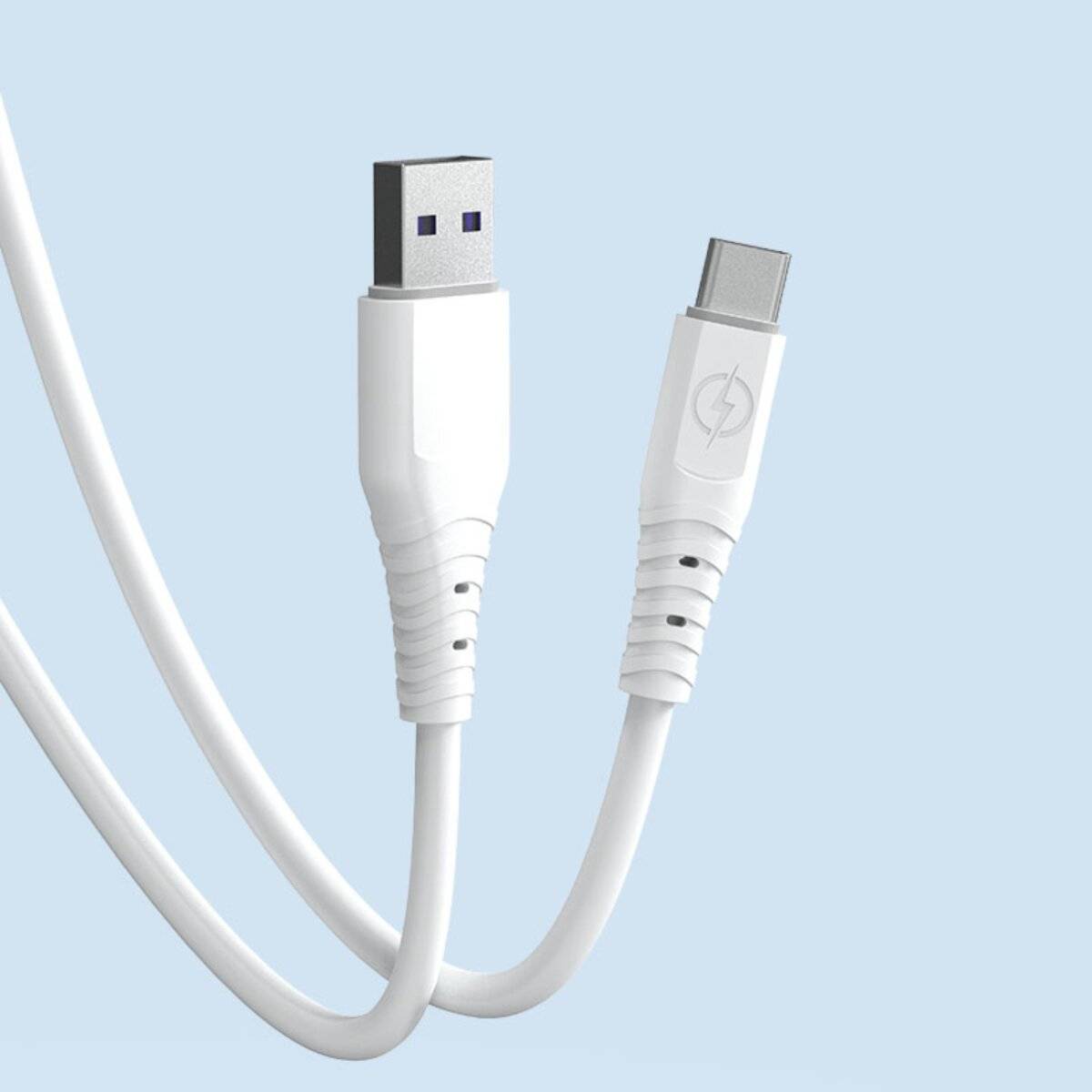 Ein weißes USB-zu-USB-C-Kabel vor einem hellblauen Hintergrund, das die Konnektivität zwischen Geräten veranschaulicht.