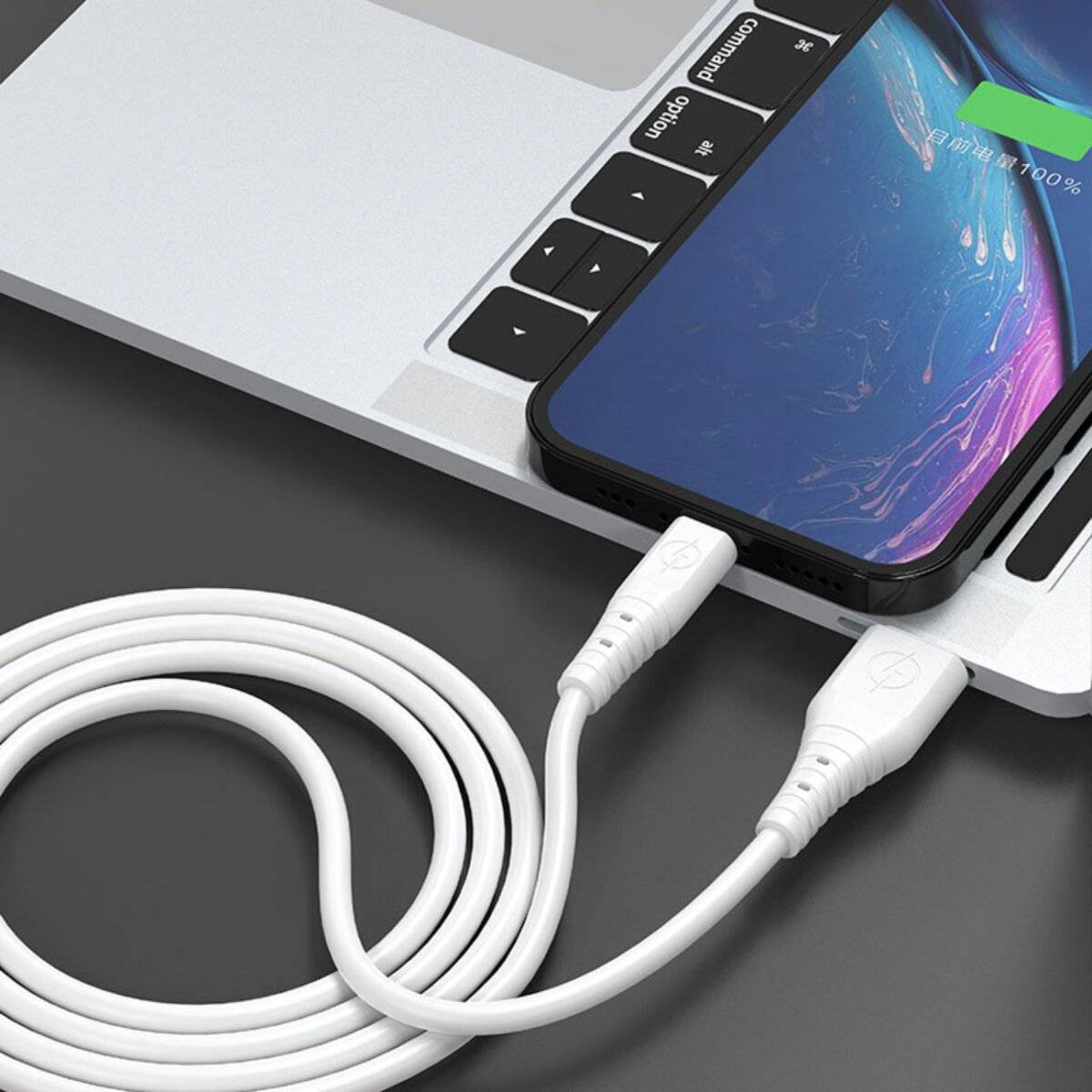 Ein Smartphone, das an einem Laptop auflädt, mit einer sichtbaren Akku-Anzeige, die den Ladefortschritt zeigt, verbunden durch ein weißes Ladekabel.