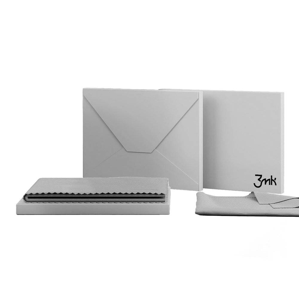 Ein Stapel gefalteten Papiers und Umschläge wird angezeigt, wobei eine Karte teilweise in einen der Umschläge auf der rechten Seite eingeführt ist.