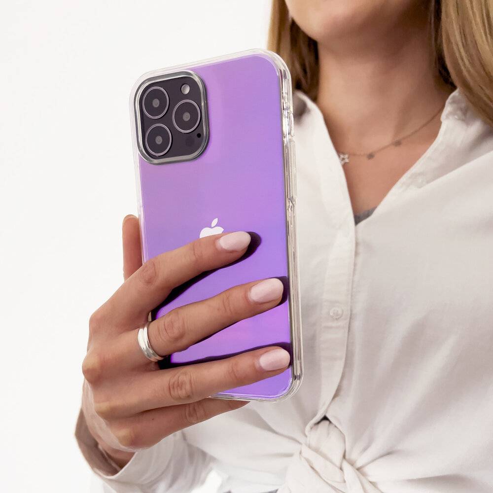 Eine Person in einem weißen Hemd hält ein Smartphone mit einer violetten Hülle, wobei die rückseitige Kamera und das Markenlogo deutlich sichtbar sind.