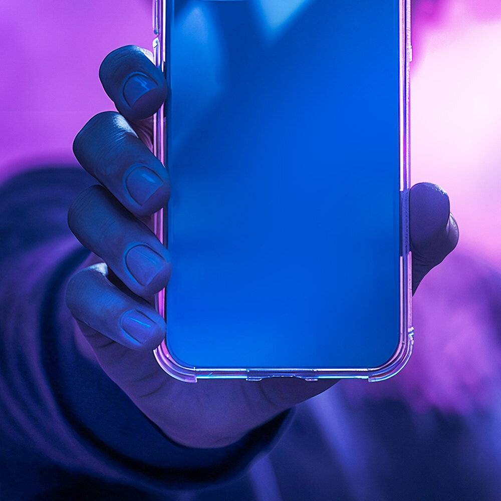 Eine Hand hält ein Smartphone mit einem reflektierenden blauen Bildschirm, umgeben von purpurnem Licht. Die Szene hat eine futuristische, technologiefokussierte Atmosphäre.