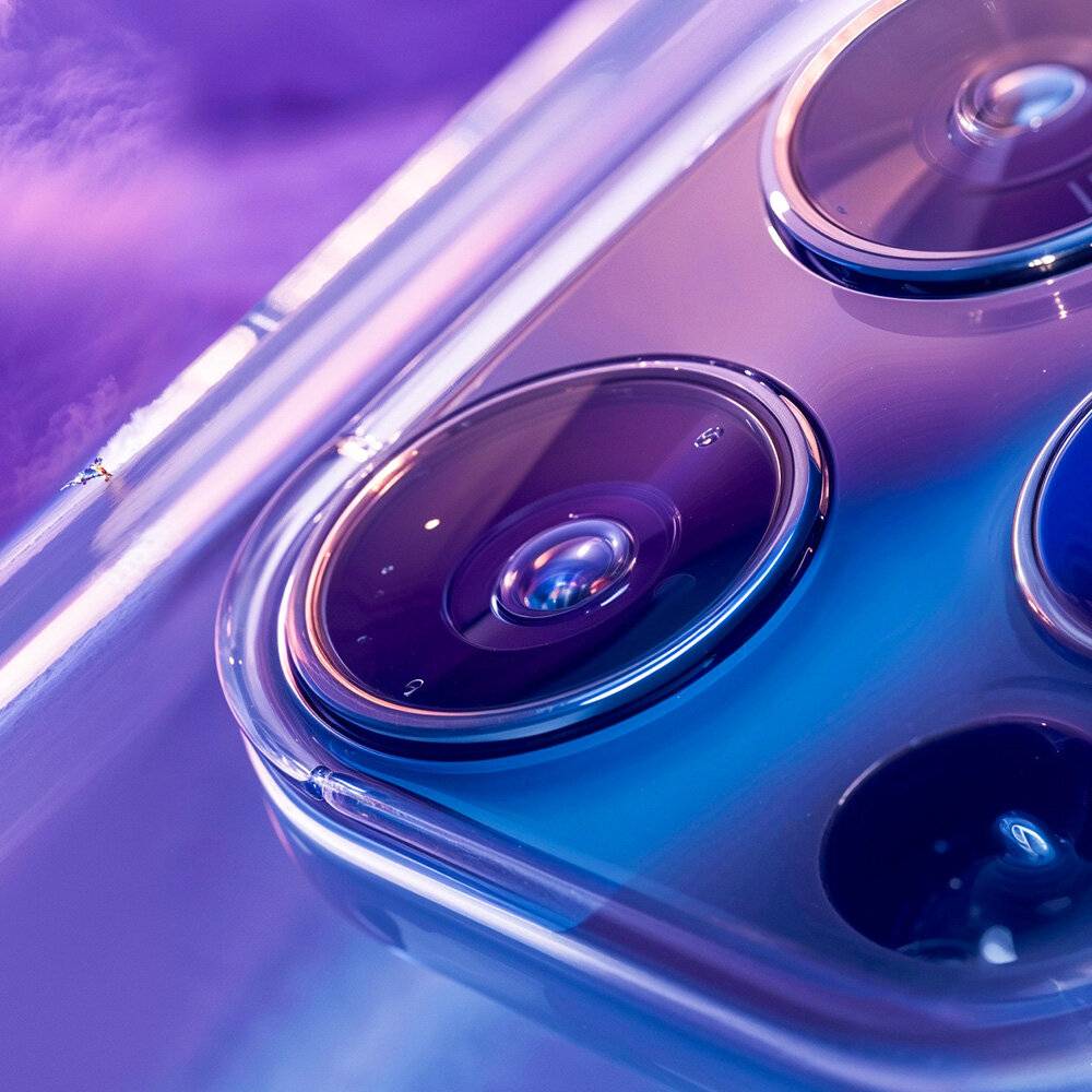 Nahaufnahme des dreifachen Kameraobjektivs eines Smartphones, das elegantes Design unter weicher Beleuchtung zeigt und fortgeschrittene Fotograpiefähigkeiten andeutet.