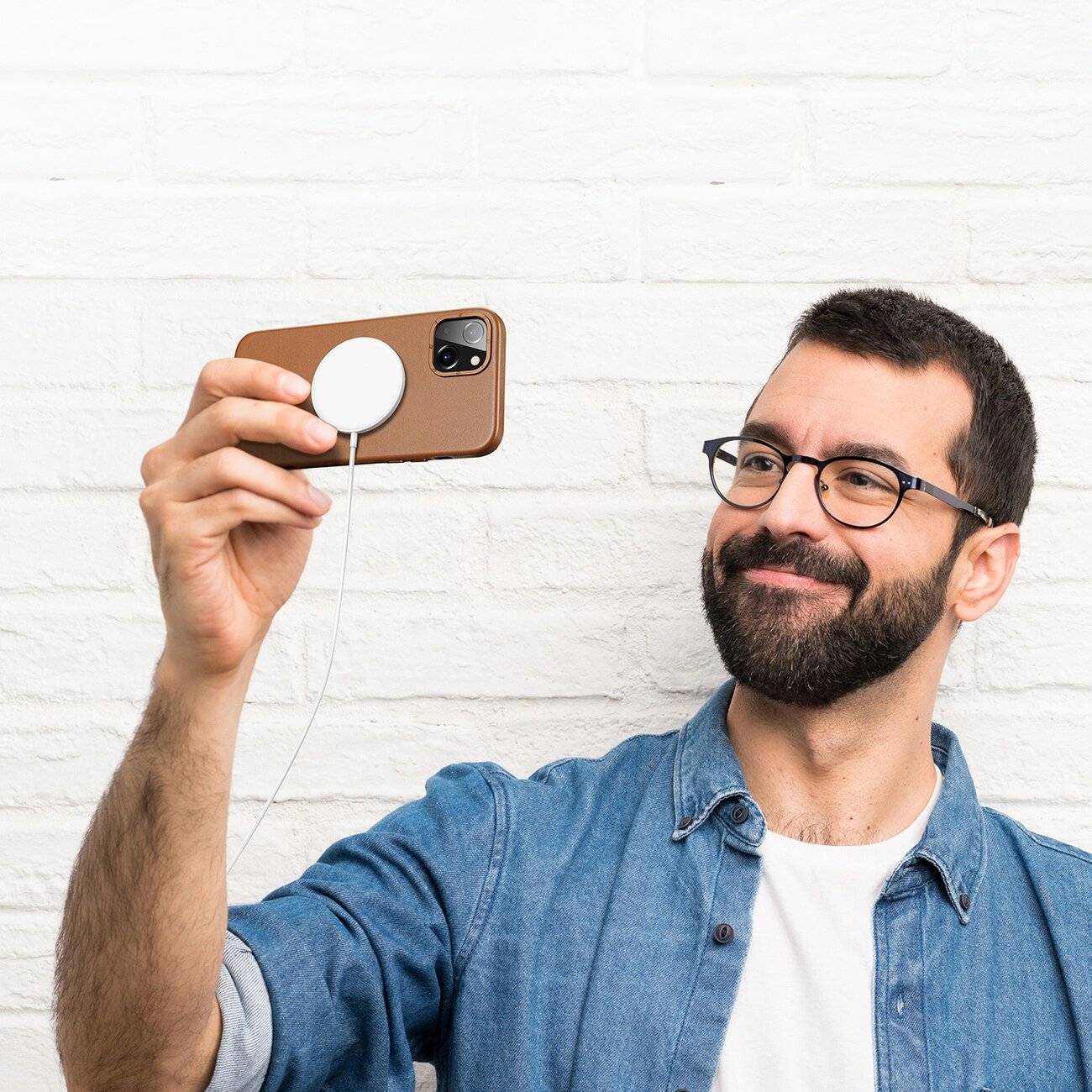 Dux Ducis Grit Ledertasche iPhone 14 Plus Elegante Kunstlederhülle MagSafe-kompatibel Braun