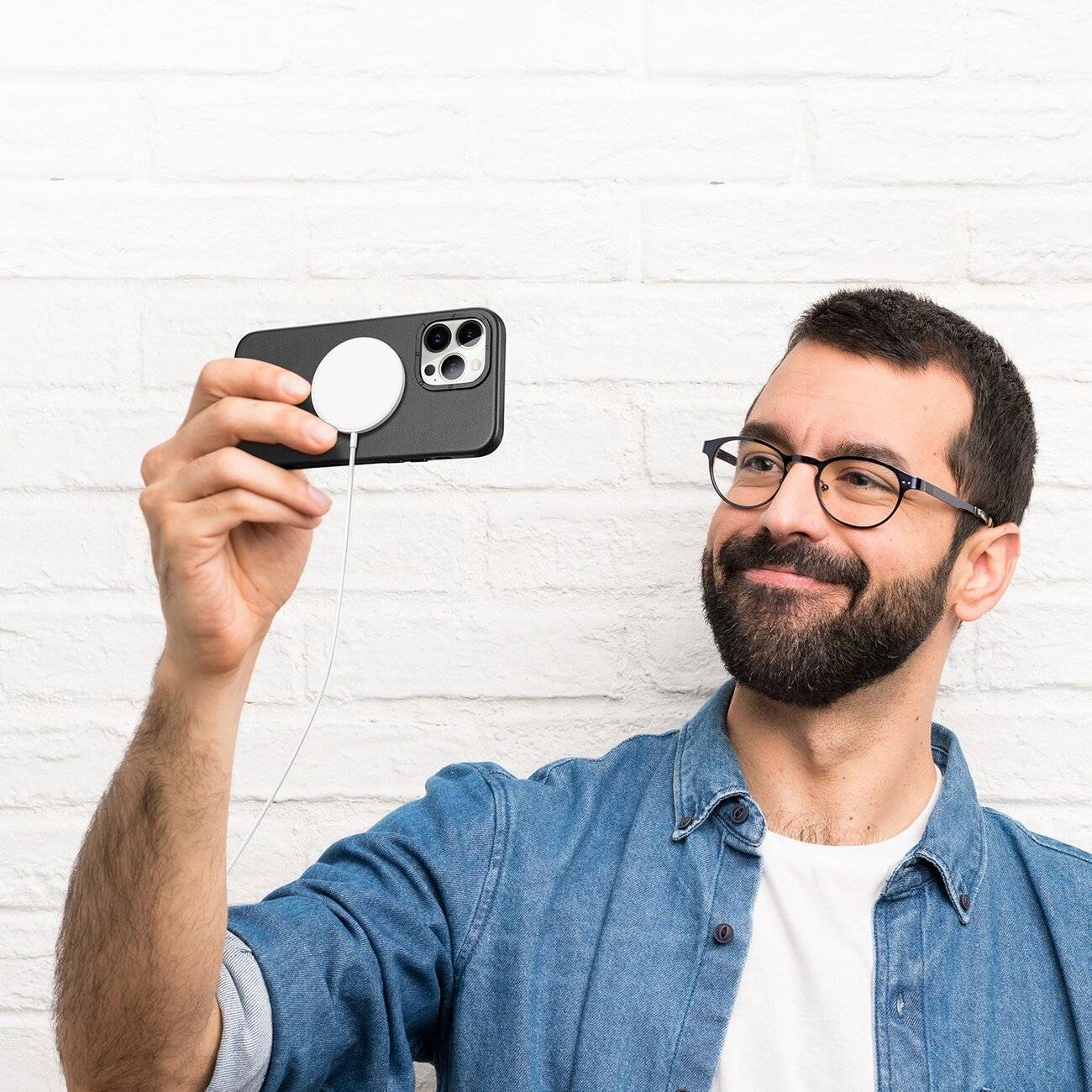 Dux Ducis Grit Ledertasche iPhone 14 Pro Elegante Kunstlederhülle MagSafe-kompatibel Schwarz