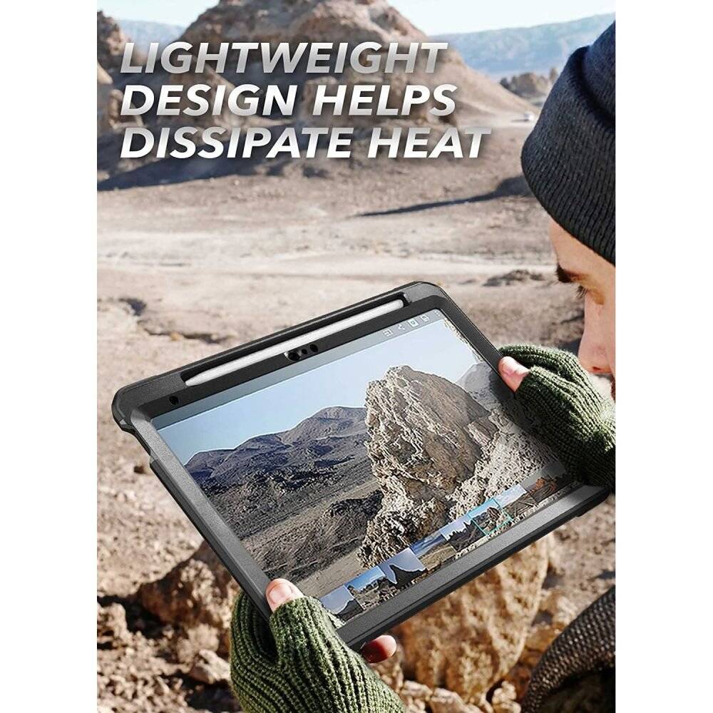 Eine Person mit Handschuhen bedient ein robustes Tablet in der Wüste. Überlagernder Text lautet „Leichtes Design hilft bei der Wärmeableitung.