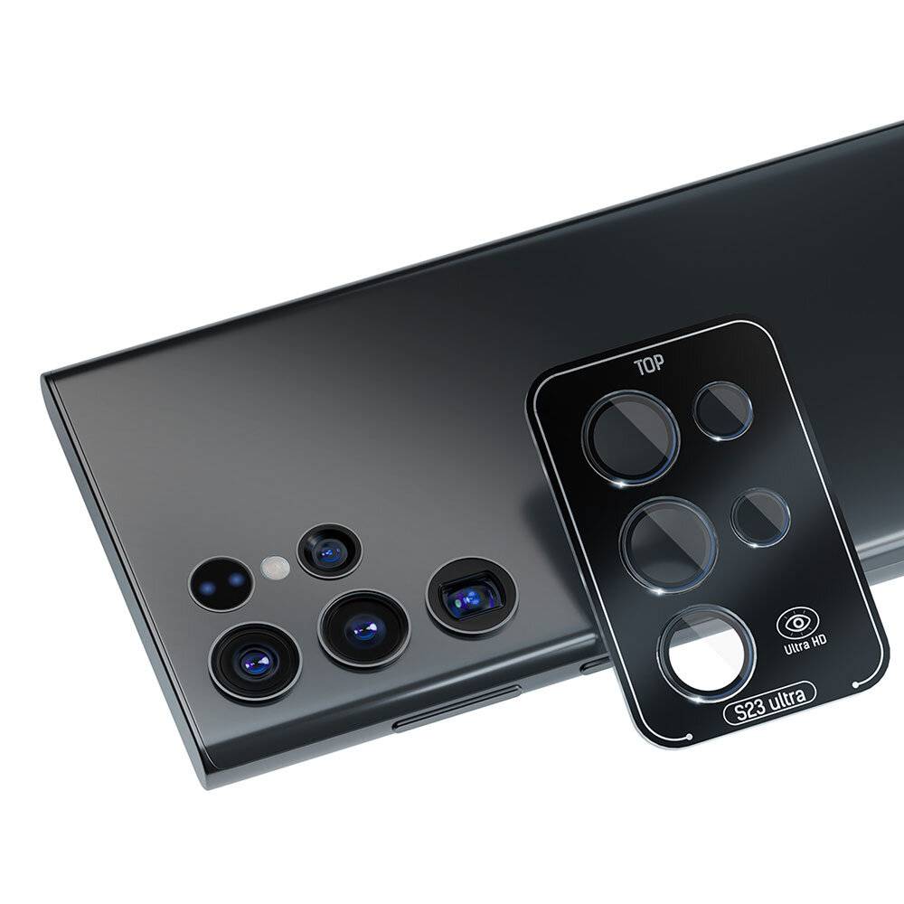 Ein Smartphone mit einem Multi-Objektiv-Kamerasystem sitzt neben einem Kameraobjektivschutz mit der Bezeichnung 