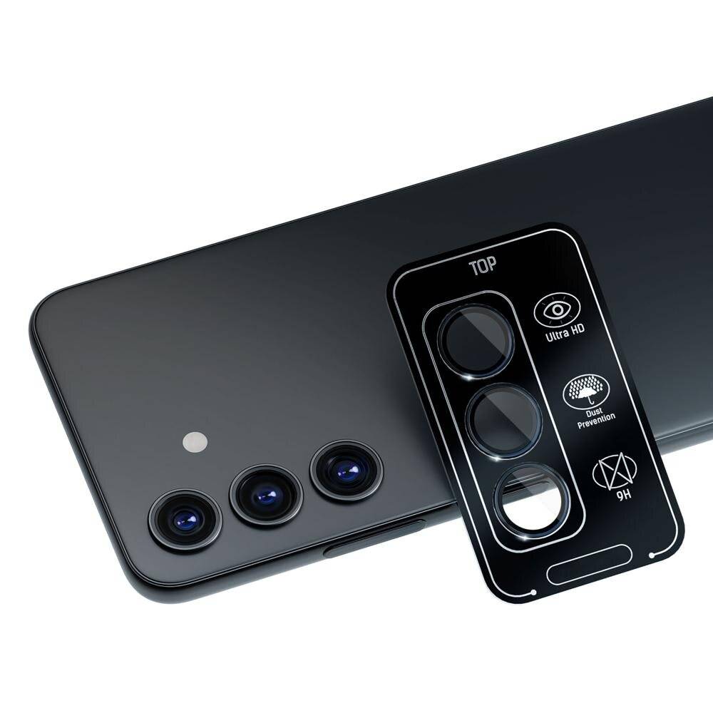 Ein Smartphone mit drei rückseitigen Kameras ist teilweise von einem Glaslinsenprotektor bedeckt, auf dem 