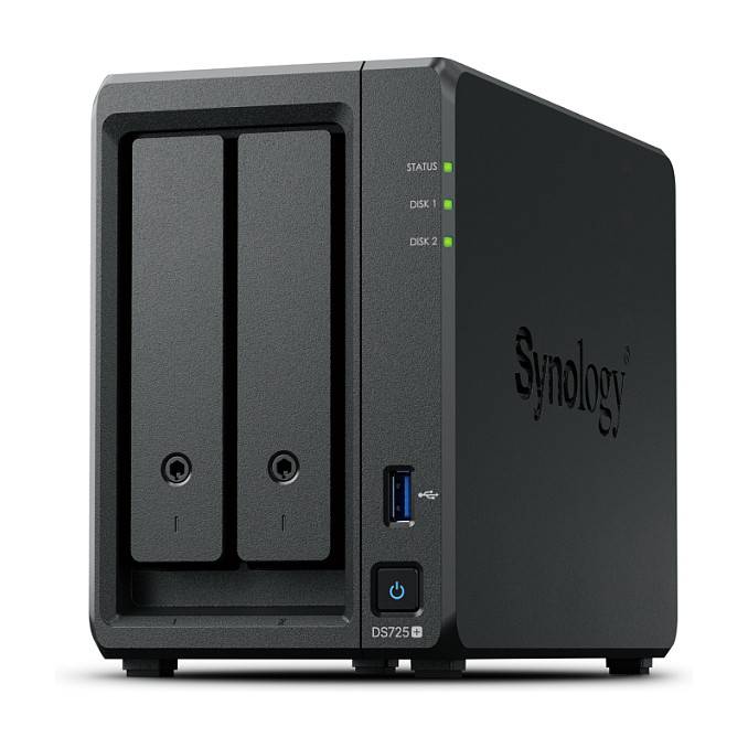 Ein schwarzes Synology-Netzwerkspeichersystem mit zwei Festplattenschächten, einem USB-Anschluss und LED-Anzeigen zur Anzeige von Status und Festplattenaktivität.