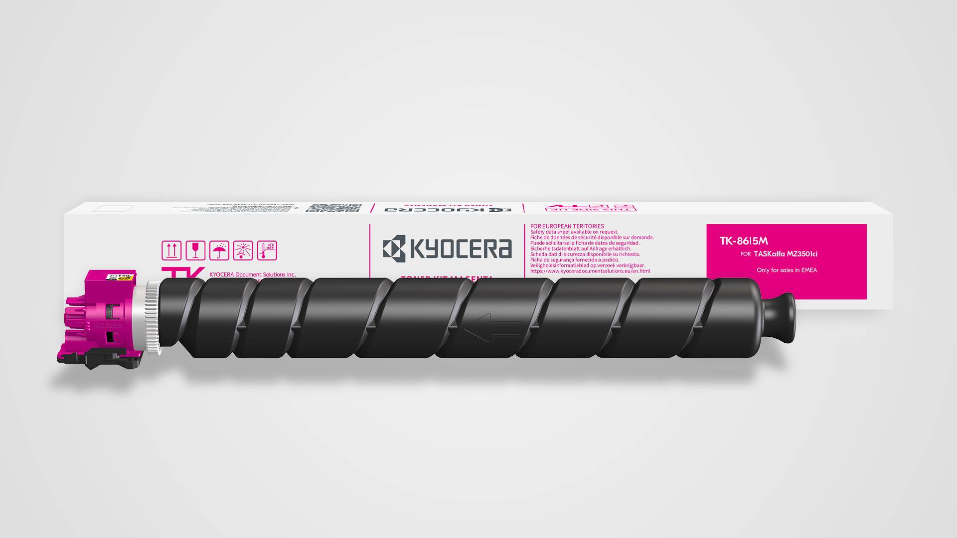 Kyocera-Tonerkassette in schwarzer und magentaroter Verpackung, in Seitenansicht auf weißem Hintergrund dargestellt.