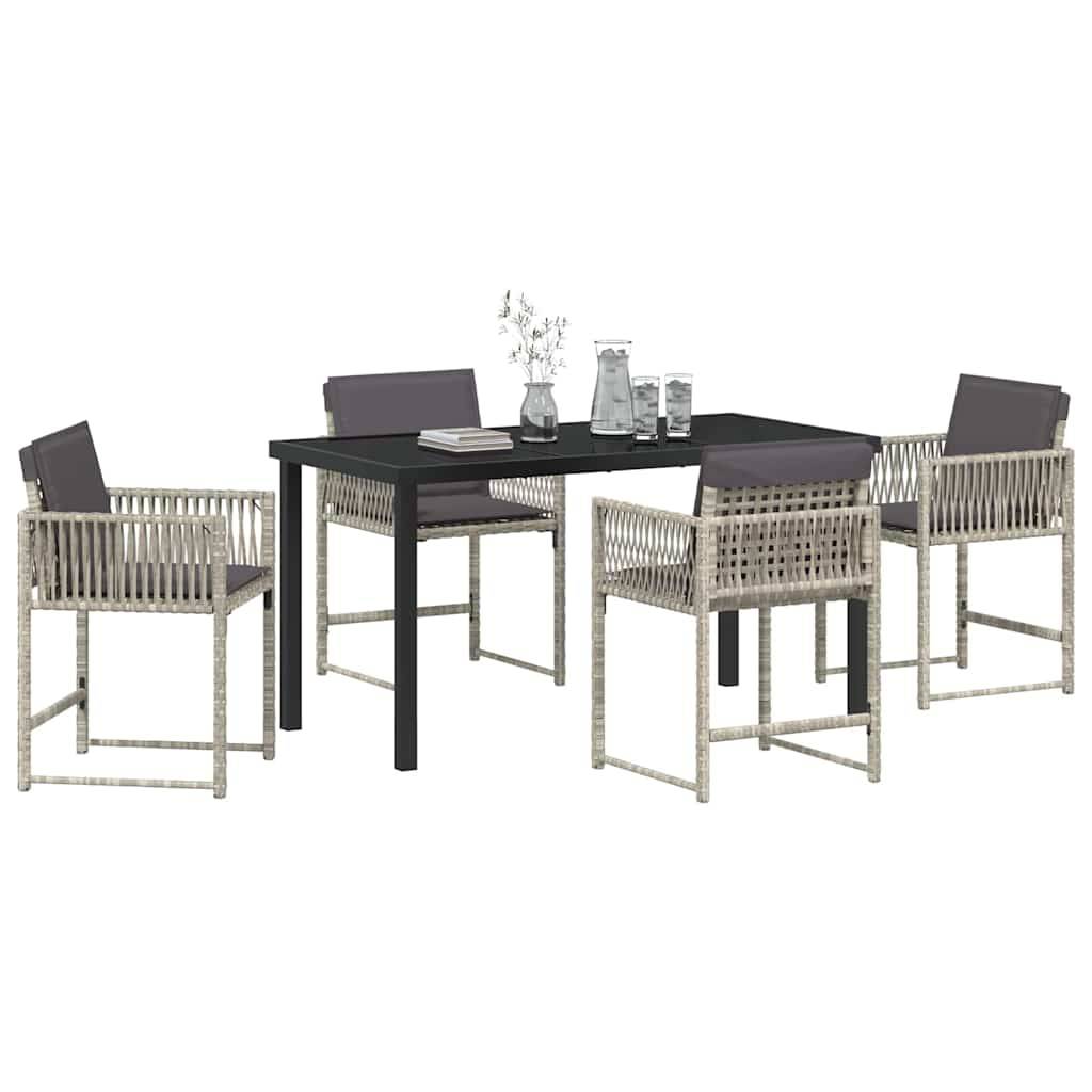 Ein modernes Outdoor-Essset mit einem schwarzen rechteckigen Tisch und vier grauen Rattanstühlen mit Kissen, arrangiert für eine elegante Atmosphäre.