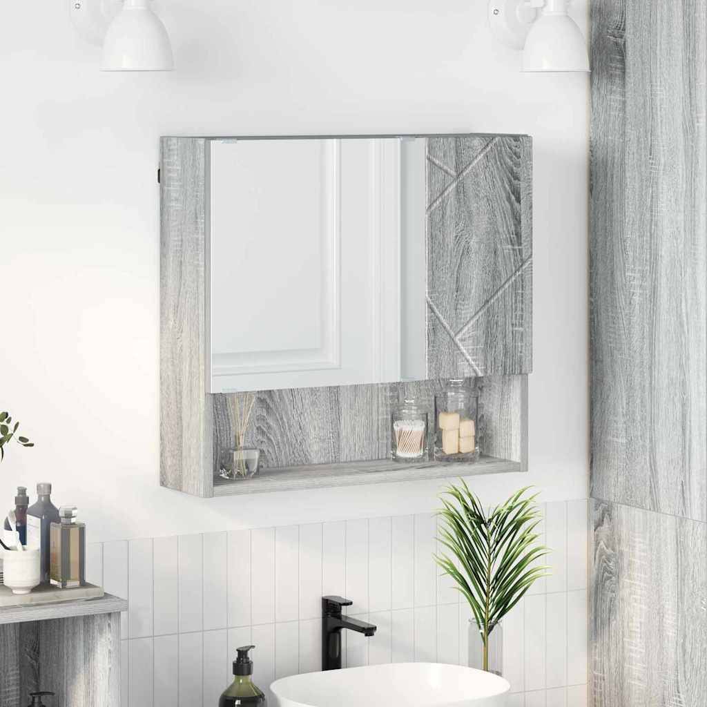 Badezimmereinrichtung mit einer an der Wand montierten Spiegelschrank mit einem offenen Regal, auf dem Toilettenartikel ausgestellt sind. Ein Waschbecken mit einer grünen Pflanze daneben.