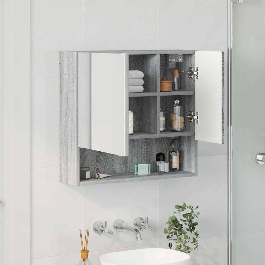An der Wand montierter Badezimmerschrank mit Spiegeltüren, geöffnet und Einblick auf Regale mit Körperpflegeprodukten, Handtüchern und Kerzen; modernes Waschbecken darunter.
