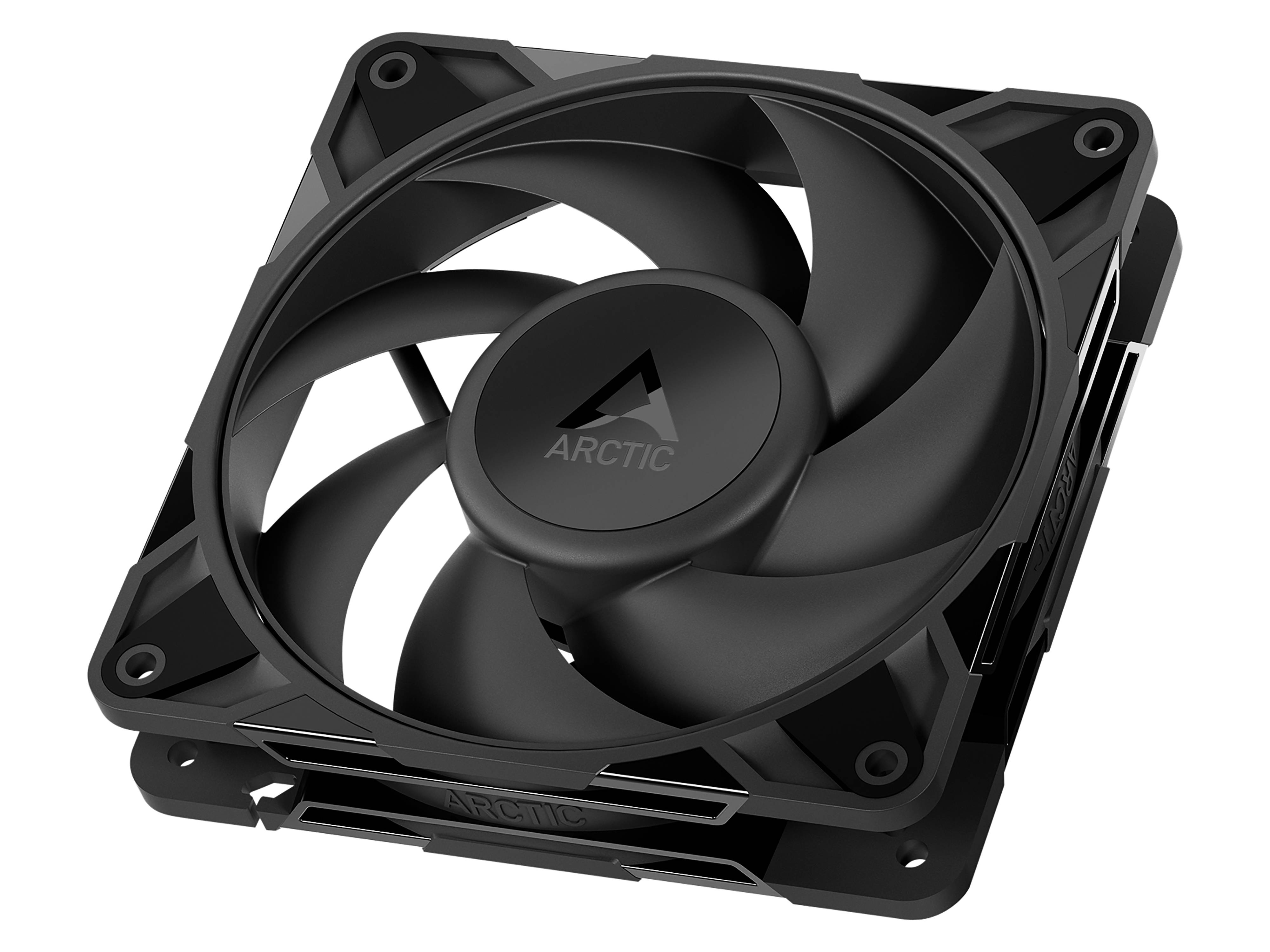Ein schwarzer Computer-Kühlventilator mit dem Wort 'Arctic' in der Mitte. Der Ventilator ist für die effiziente Kühlung elektronischer Komponenten entwickelt.