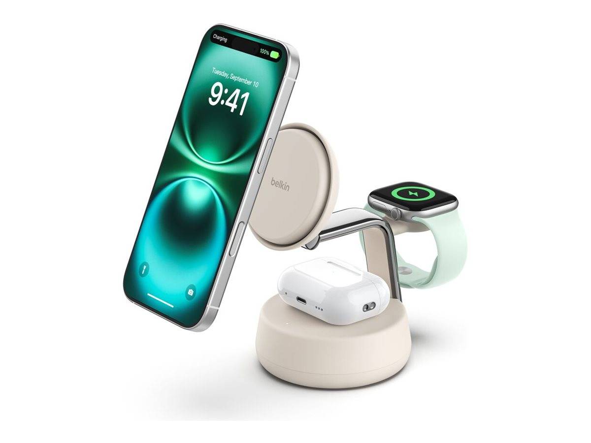 Apple iPhone, Apple Watch und AirPods auf einem Ladeständer mit MagSafe-Ladepuck angezeigt, dargestellt als Produktaufstellung auf weißem Hintergrund.