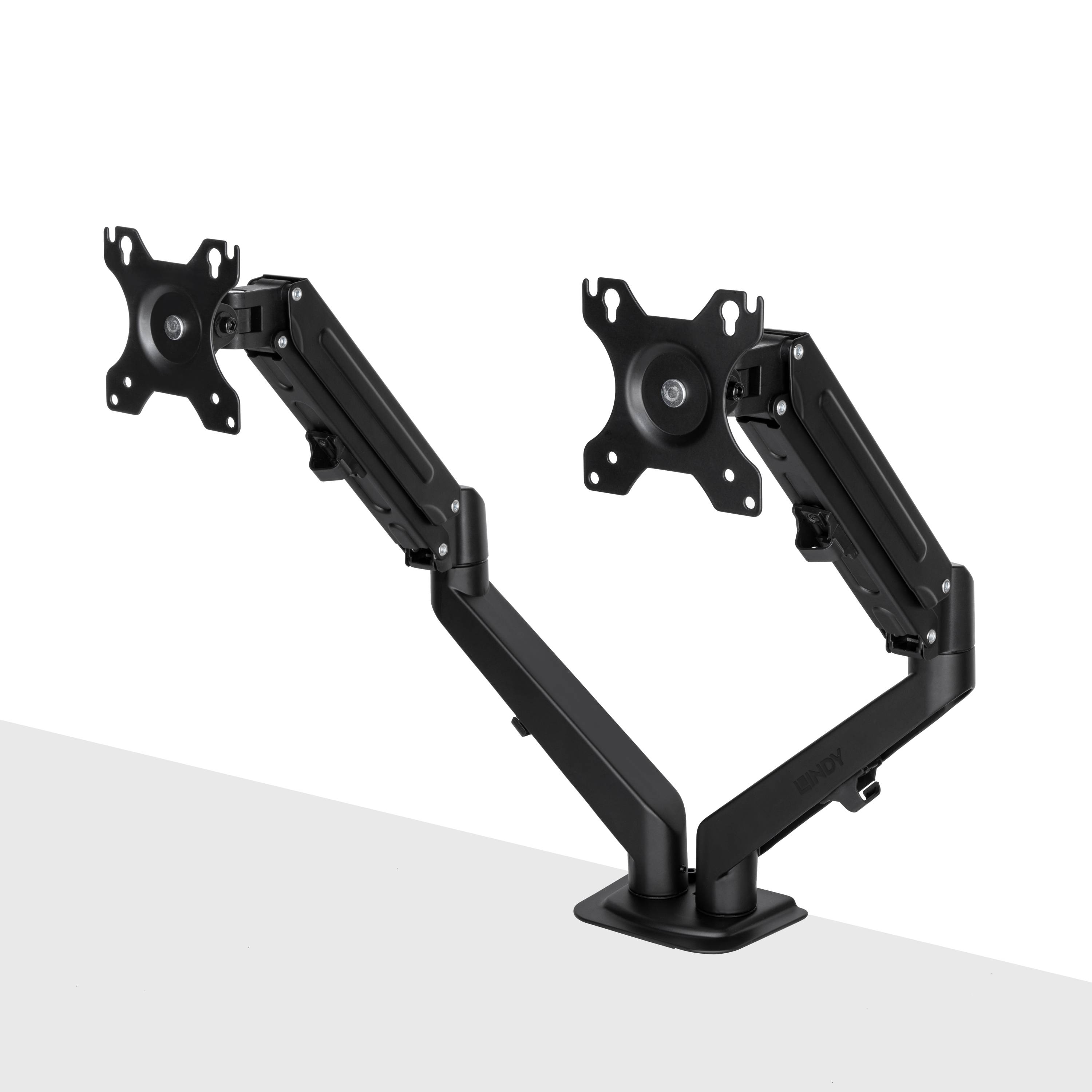 Doppelte Monitorarme mit verstellbaren Gelenken und VESA-Halterungen, auf einer weißen Oberfläche präsentiert, entwickelt zur ergonomischen Positionierung von zwei Bildschirmen.