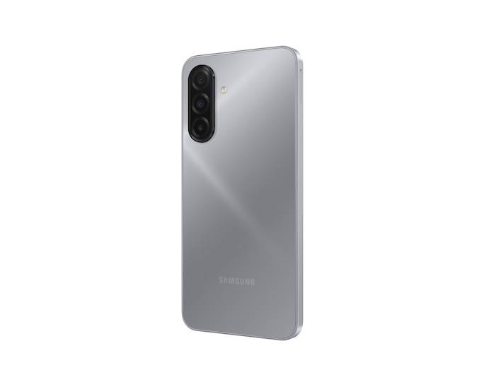 Silbernes Samsung-Smartphone von hinten gezeigt, mit dreifacher Rückfahrkamera in einem vertikalen schwarzen Modul und einem kleinen Blitz.