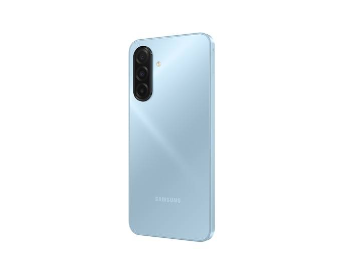 Hellblaues Samsung-Smartphone von hinten gezeigt, mit vertikalem Triple-Kamera-Modul und Blitz.