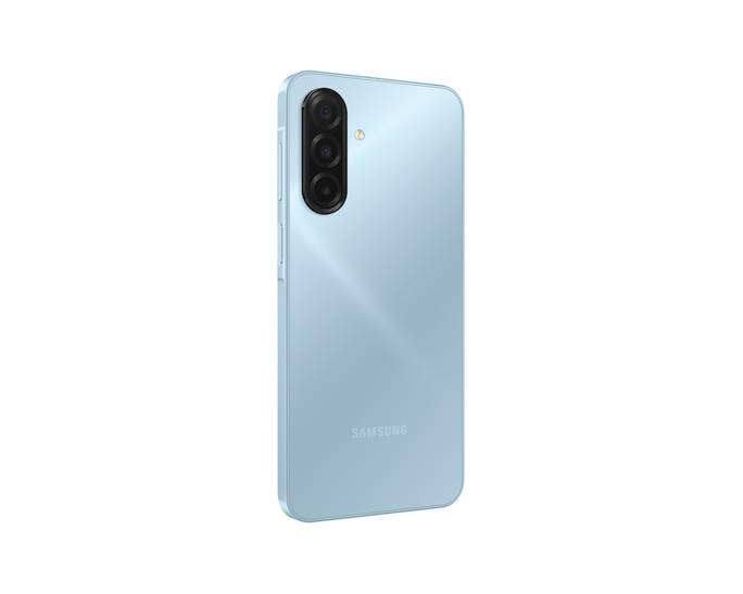 Hellblaues Samsung-Smartphone, von hinten gezeigt, mit dreifachen rückwärtigen Kameras in einem vertikalen schwarzen Modul und minimalistischem, einfarbigem Hintergrund.