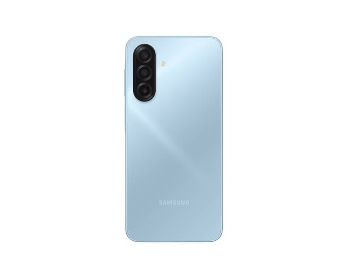 Helles blaues Samsung-Smartphone aus der Rückansicht mit dreifachem Kameramodul und Blitz.