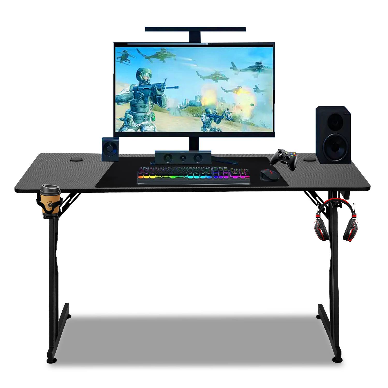 Gaming-Schreibtisch-Setup mit Monitor, RGB-Tastatur, Lautsprechern, Gamepad, Kopfhörern und Getränkehalter auf einem schwarzen Tisch.