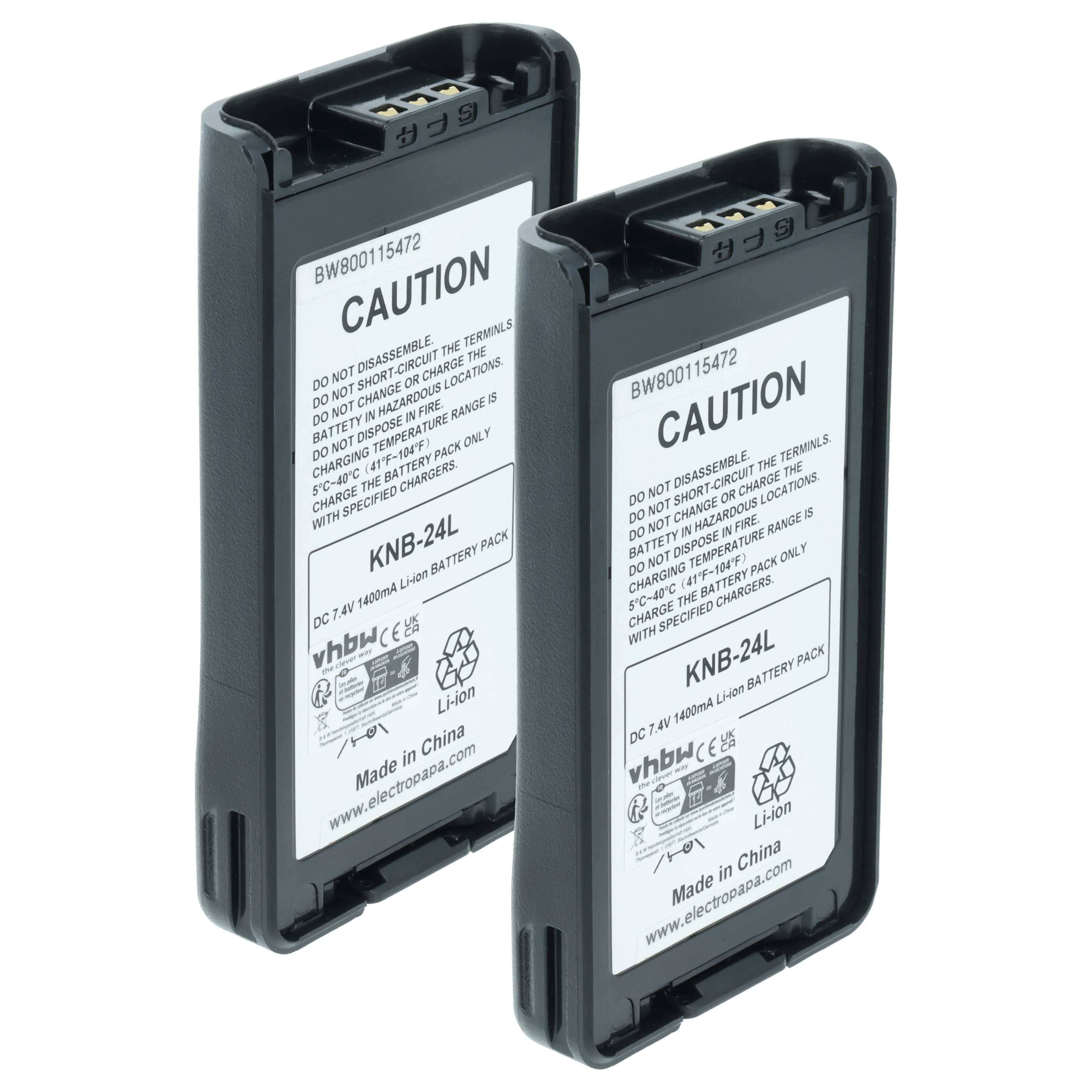 Zwei schwarze Batteriepacks mit weißen Etiketten, die Sicherheits- und Recycling-Symbole zeigen, mit der Markierung 'ACHTUNG' und der Modellnummer 'KNB-24L'.