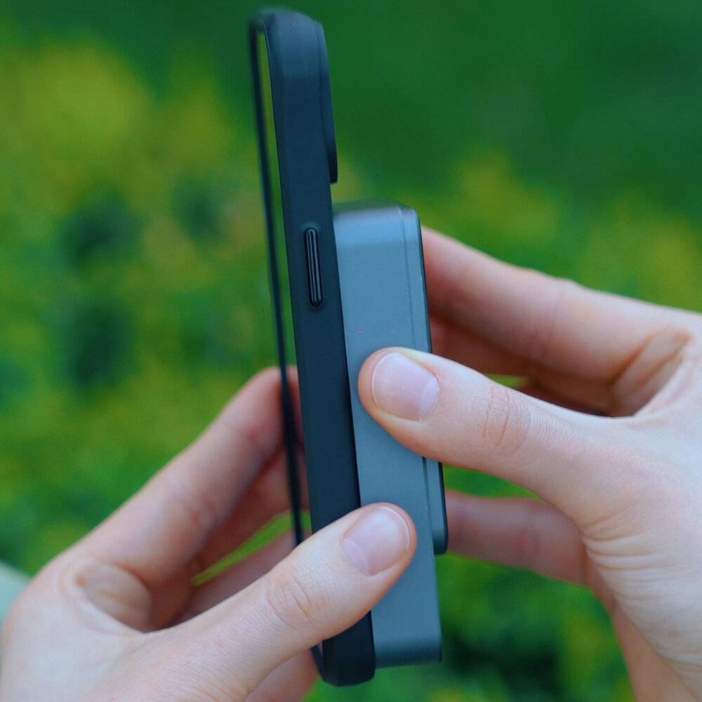 Vorder- und Rückseite eines schwarzen Redmi Note 14 Pro Telefons mit einem dreifachen Kamera-Setup. Der Bildschirm zeigt ein abstraktes Design.