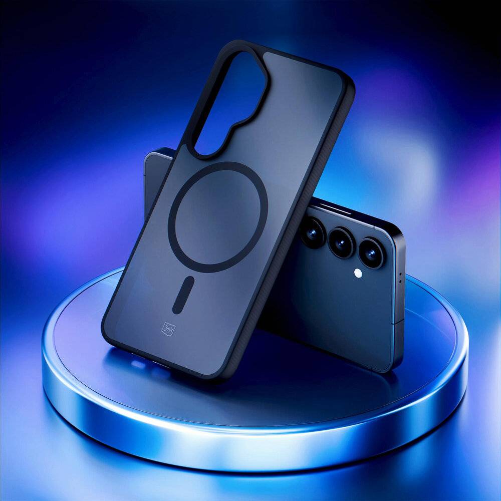 Ein Smartphone-Case mit Ringdesign auf einem blaubeleuchteten Ständer neben einem Telefon mit Dreifach-Kamera, das moderne Telefon-Zubehör präsentiert.