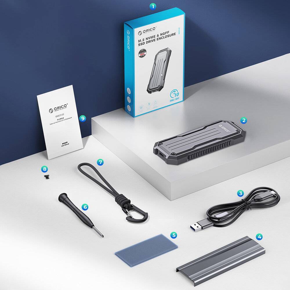 Ein transparentes externes Festplattengehäuse, das interne Schaltkreise und Anschlussports zeigt, wird zur Unterbringung einer 2,5-Zoll-Festplatte verwendet.