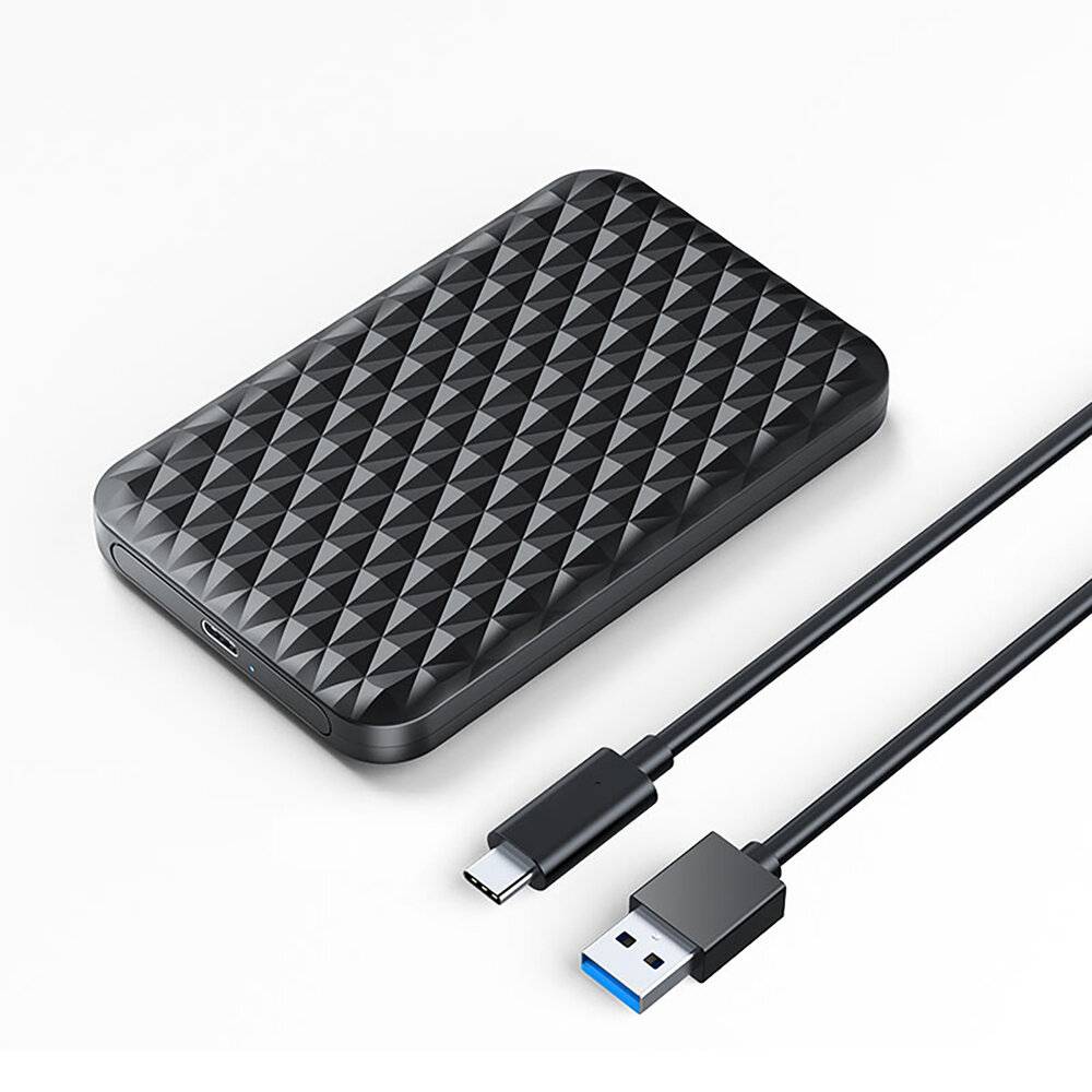 Tragbare externe Festplatte mit strukturiertem schwarzem Gehäuse und USB-C-Anschluss, begleitet von einem USB-Kabel mit blauem Steckerkopf.