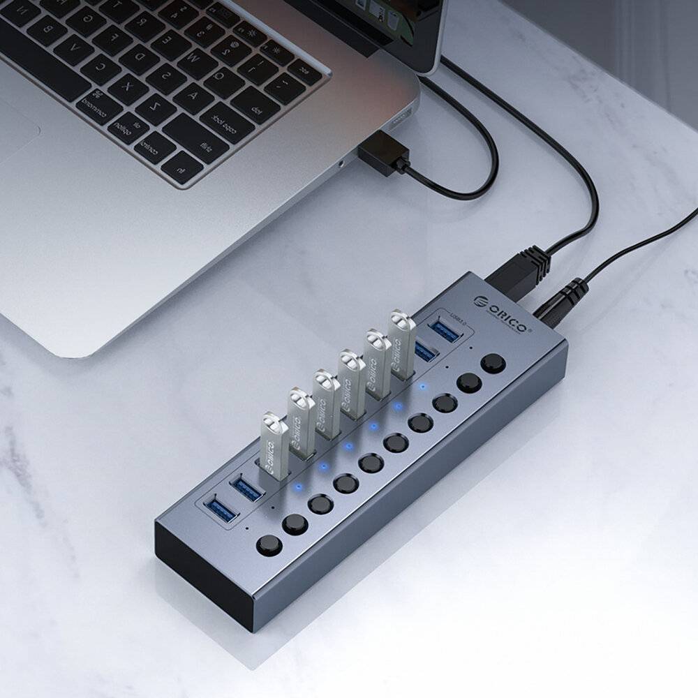 Ein Laptop ist mit einem USB-Hub mit mehreren Schaltern und USB-Anschlüssen verbunden, was erweiterte Konnektivitätsmöglichkeiten zeigt.
