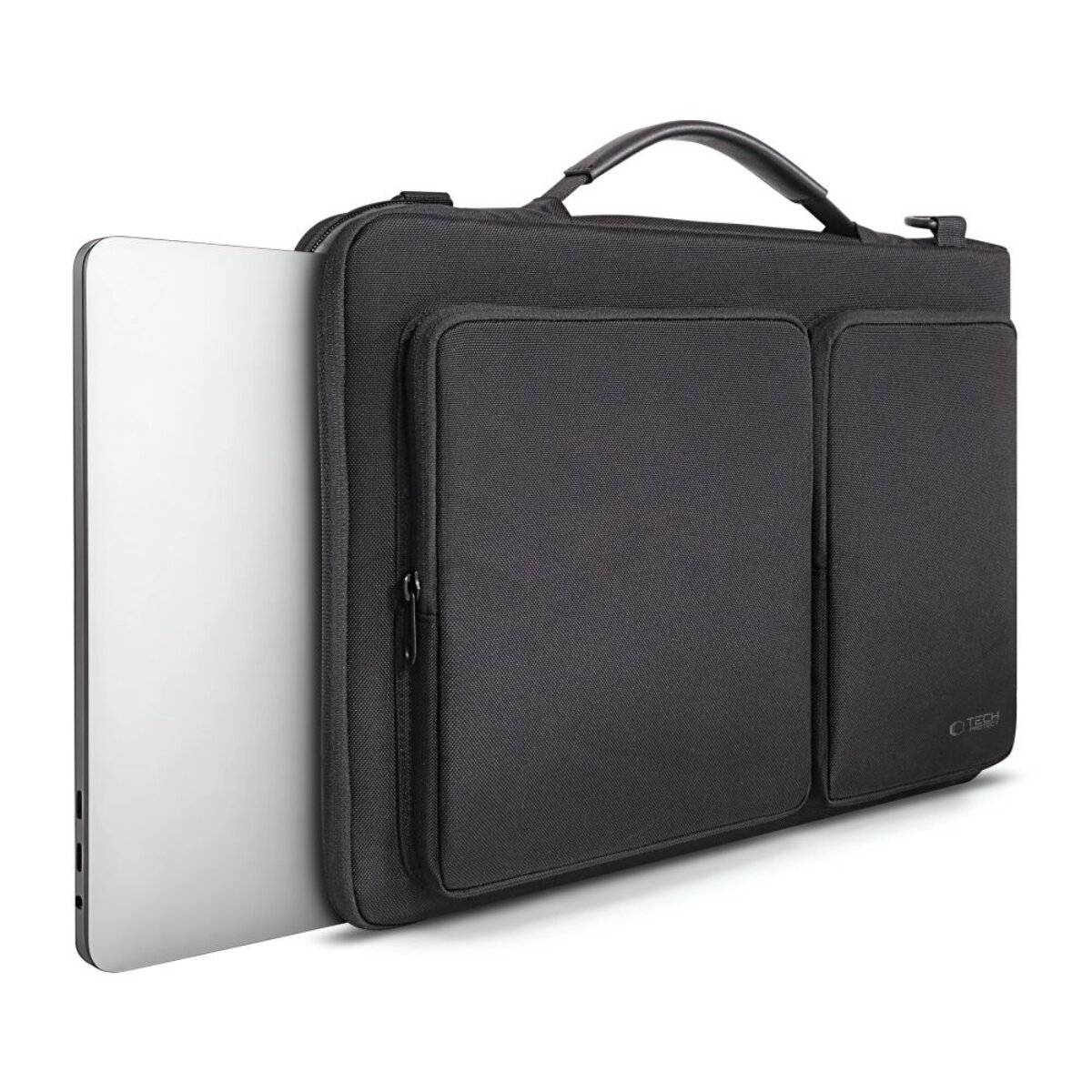 Schlanke schwarze Laptoptasche mit zwei großen vorderen Taschen, Tragehenkel und einem teilweise eingeführten Laptop, der das kompakte Design zeigt.