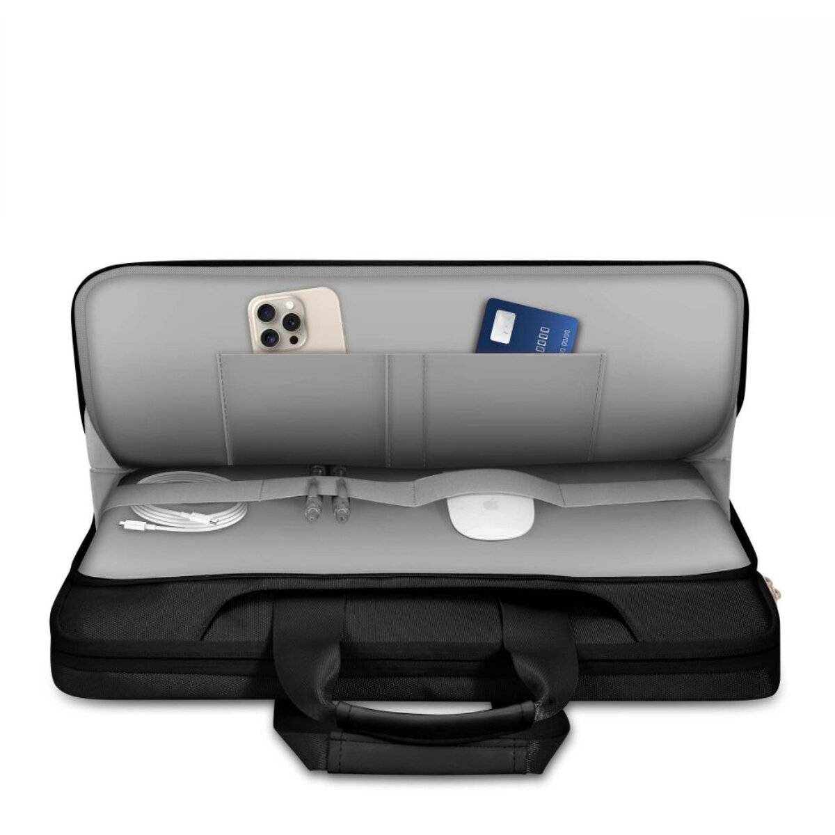 Eine offene schwarze Laptoptasche, die ein organisiertes Inneres mit einem Smartphone, einer Karte, Kabeln und einer Maus zeigt, die ordentlich in Fächern angeordnet sind.