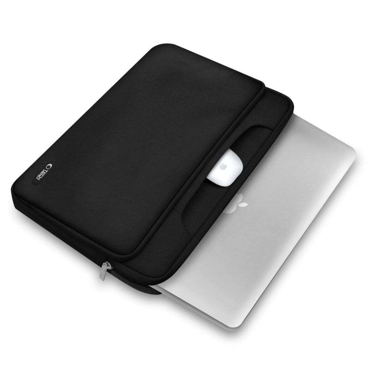 Ein Laptop, der teilweise in eine schwarze Schutzhülle eingeführt ist, mit einem sichtbaren weißen Ladegerät in der zusätzlichen Tasche der Hülle.