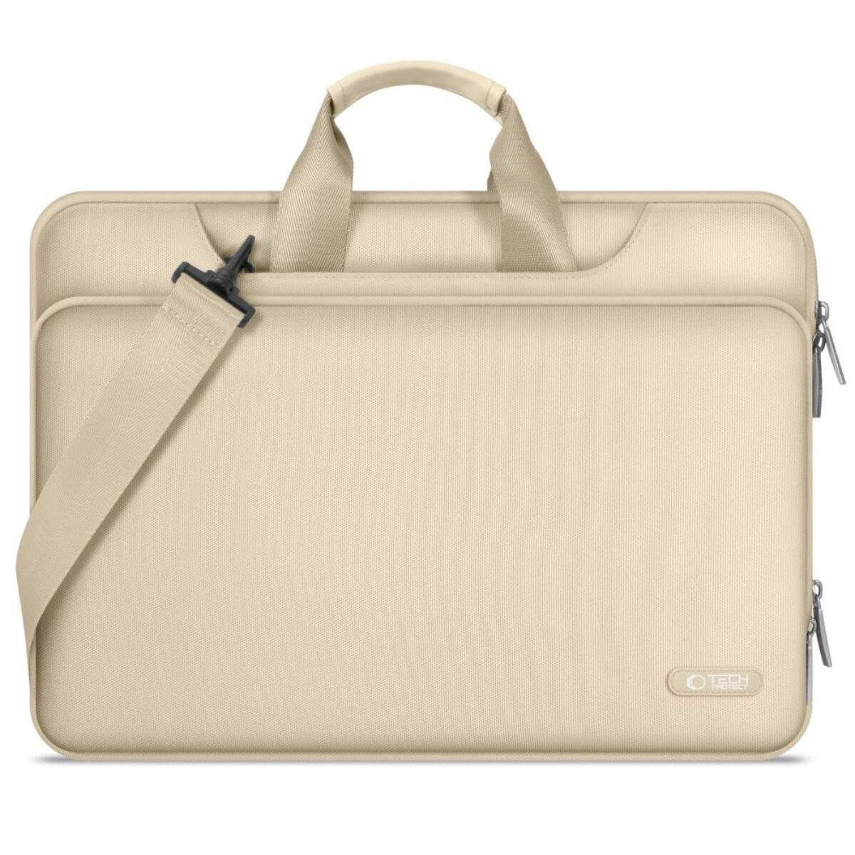 Eine beigefarbene Laptop-Tasche mit Griffen, einem Schultergurt und einer vorderen Tasche. Die Tasche hat ein minimalistisches Design mit einem kleinen Logo unten rechts.