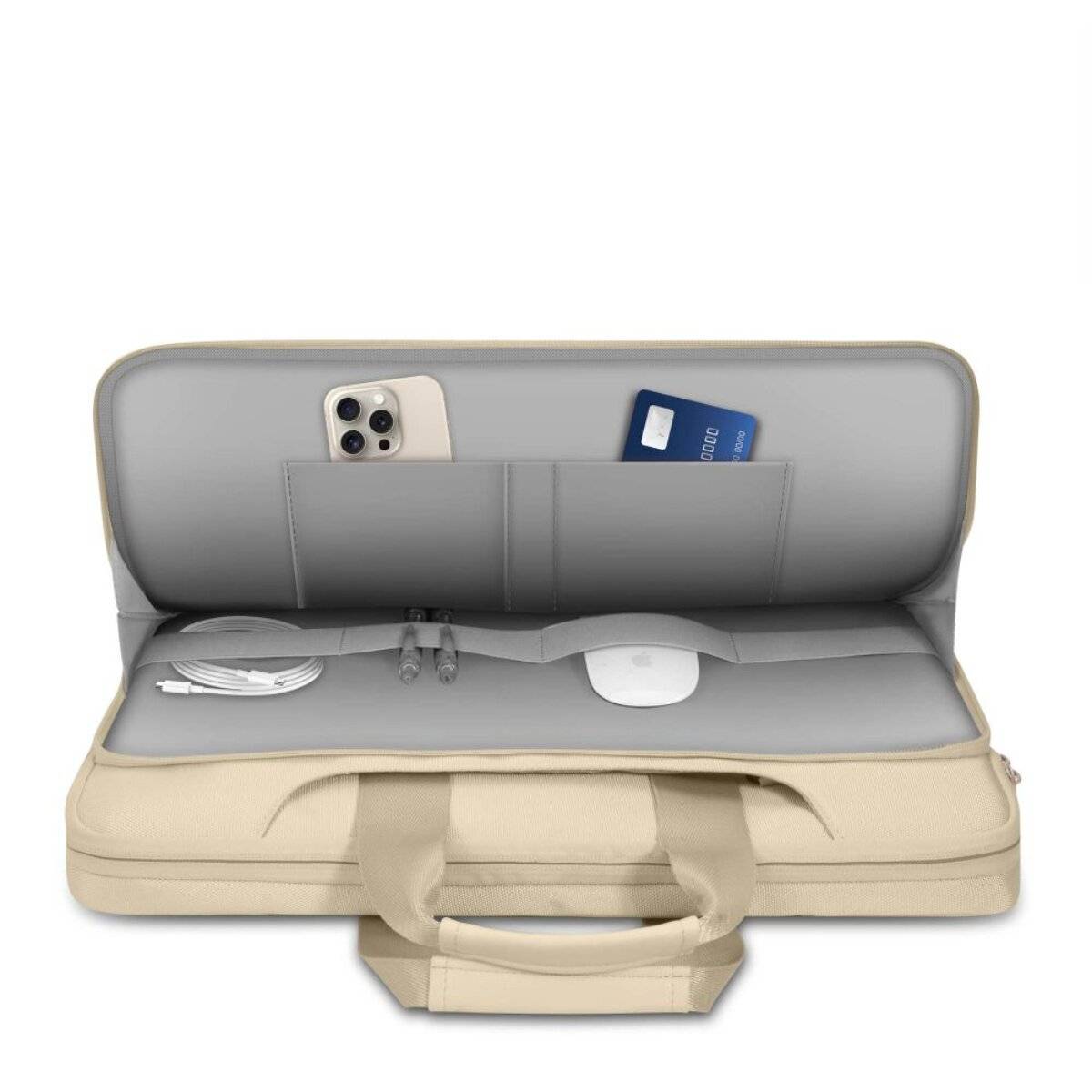 Offene beigefarbene Laptoptasche mit sichtbaren Fächern, in der ein Smartphone, eine Kreditkarte und Zubehör wie eine Maus und Kabel zu sehen sind.