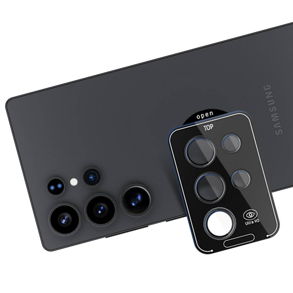 Ein Smartphone mit mehreren rückseitigen Kameraobjektiven wird zusammen mit einem Objektivschutz angezeigt, auf dem 